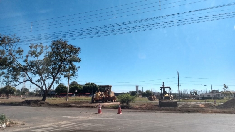 A prefeitura de Araguari, através da secretaria de Obras, está realizando a construção de um retorno entre as avenidas Paraná e Coronel  Belchior de Godoy.