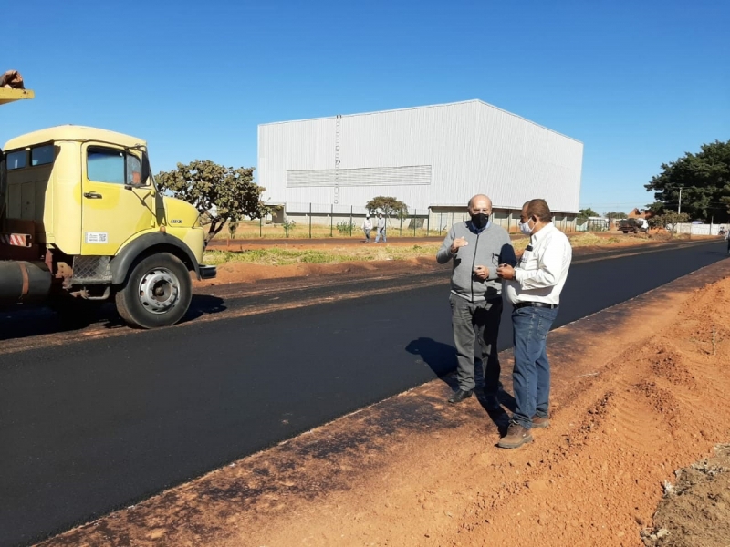 A prefeitura de Araguari, através da secretaria de Obras, finalizou a obra de pavimentação na avenida das Madeiras, no bairro São Sebastião e na avenida Miguel Assad Debs, no bairro Santa Terezinha.