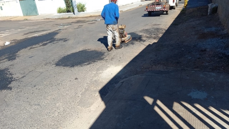 A prefeitura de Araguari, através da secretaria de Obras, informa sobre operação tapa-buracos realizada nesta sexta-feira, 5.