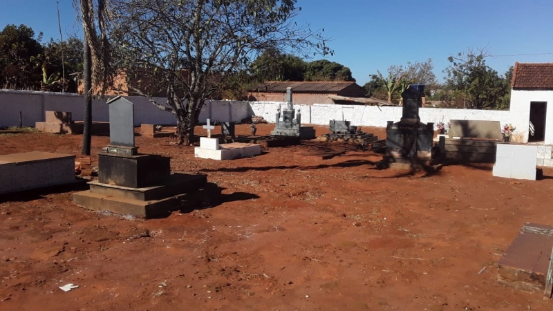 A prefeitura de Araguari, através da secretaria de Obras, realizou a limpeza do cemitério do distrito de Piracaíba. Foram realizados trabalhos de capina e retirada de folhas e galhos.