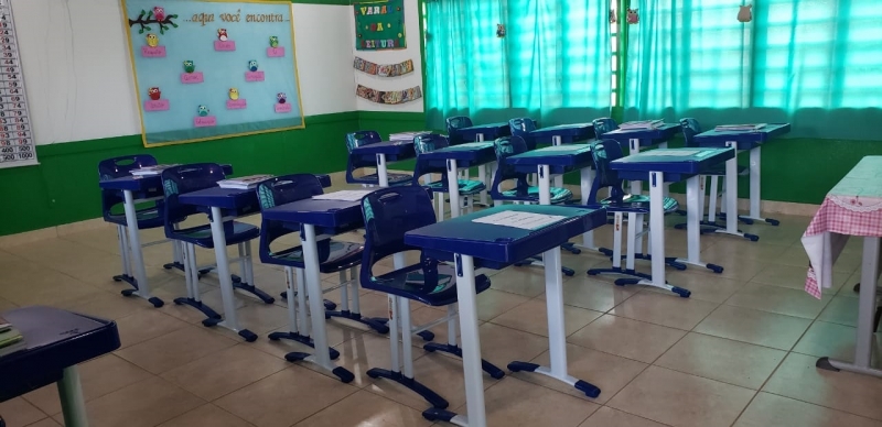 A prefeitura de Araguari, através da secretaria de Educação, realizou a entrega de carteiras escolares em cinco CEMs- Centros Educacionais Municipais.