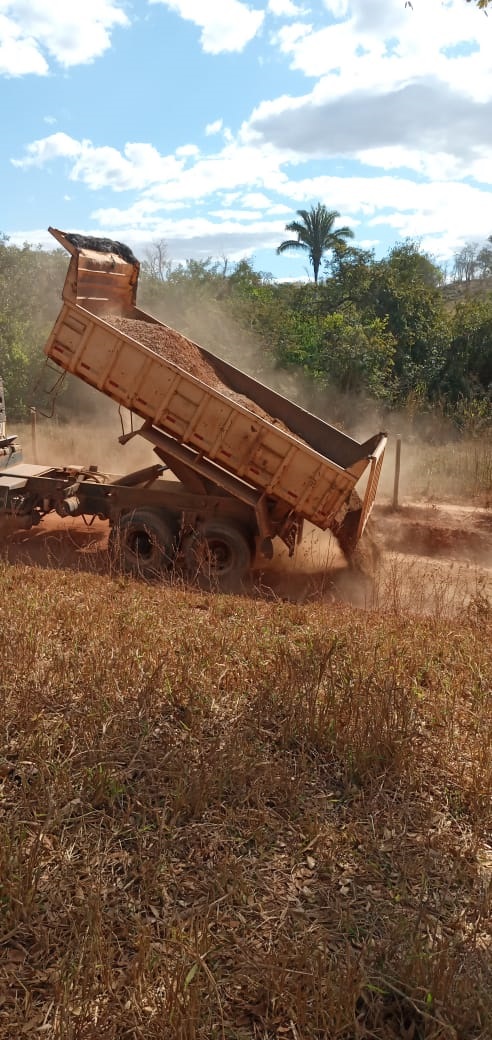 A prefeitura de Araguari, através da secretaria de Obras, realiza a manutenção de estradas rurais do município. Os trabalhos estão concentrados nas seguintes localidades Ponte Alta, Amanhece e Bocaina.