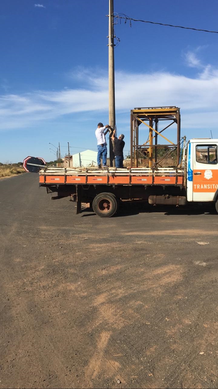 A prefeitura de Araguari, através da secretaria de Trânsito continua com a instalação de sinalização vertical no bairro Vieno. O objetivo da obra é informar aos usuários as condições, proibições, obrigações ou restrições no uso das vias.