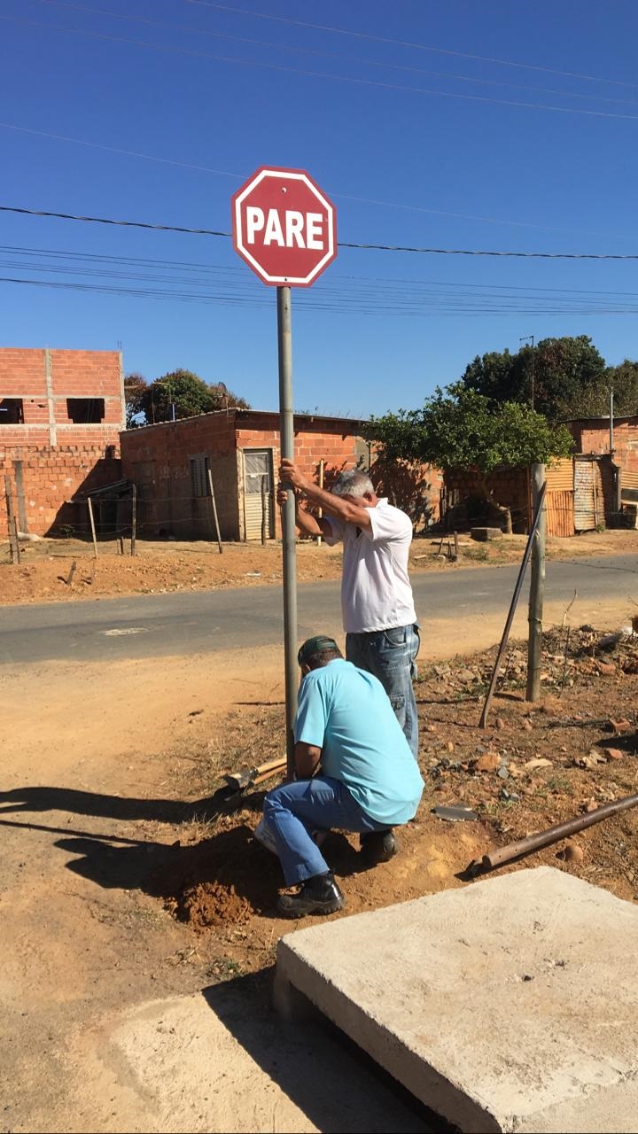 A prefeitura de Araguari, através da secretaria de Trânsito continua com a instalação de sinalização vertical no bairro Vieno. O objetivo da obra é informar aos usuários as condições, proibições, obrigações ou restrições no uso das vias.