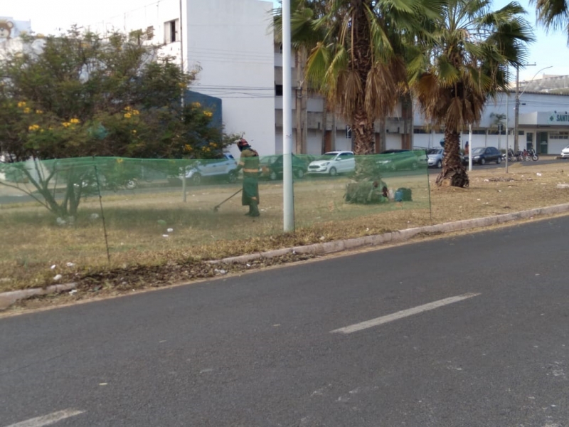 A prefeitura de Araguari, por intermédio da secretaria de Serviços Urbanos realiza limpeza na avenida Minas Gerais. São realizados trabalhos de poda, capina e varrição.