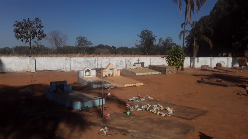 A prefeitura de Araguari, através da secretaria de Obras, revitalizou o cemitério do distrito de Amanhece. Foram realizados trabalhos de limpeza e pintura do muro ao redor do cemitério.