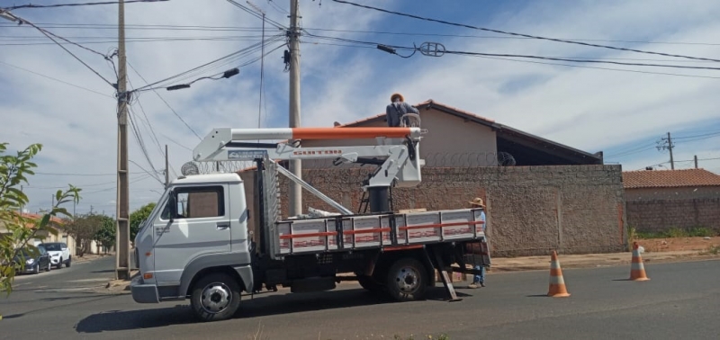 A prefeitura de Araguari, através da secretaria de Obras realiza a instalação da iluminação de LED em vários locais da cidade. Os trabalhos estão concentrados nos bairros Industrial, Fátima e Centro.