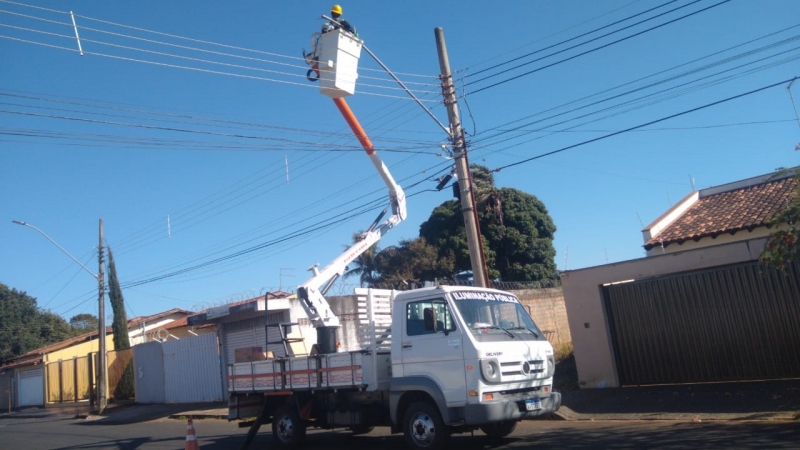 A prefeitura de Araguari, através da secretaria de Obras realiza a instalação da iluminação de LED em vários locais da cidade. Os trabalhos estão concentrados nos bairros Industrial, Fátima e Centro.