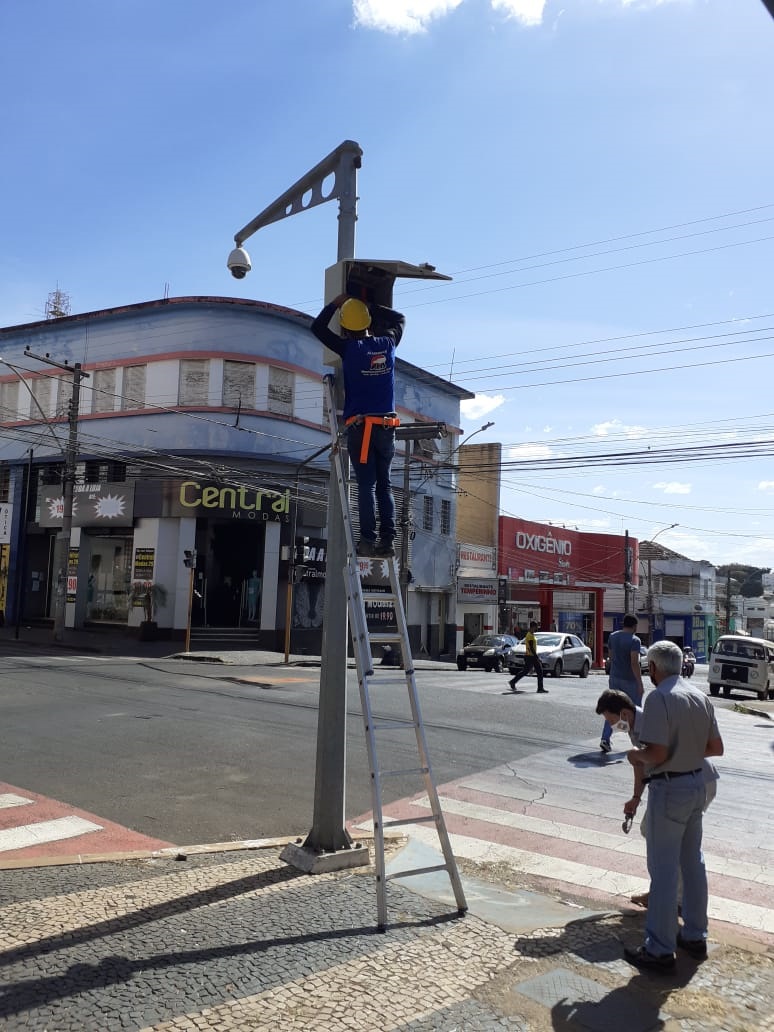 A prefeitura de Araguari, por intermédio da secretaria de Trânsito, restabelece o videomonitoramento na praça Manoel Bonito. O objetivo é amenizar a sensação de insegurança e as perdas de bens patrimoniais.