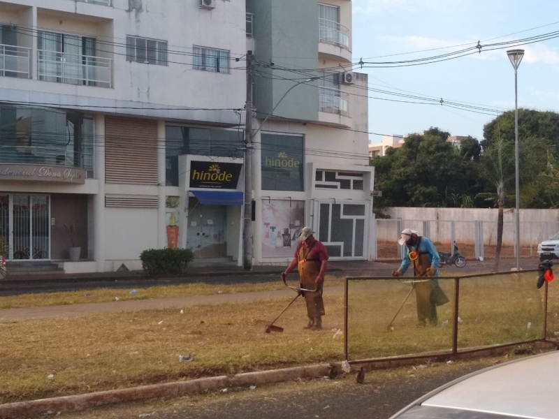 A prefeitura de Araguari, através da secretaria de Serviços Urbanos, realiza a limpeza na avenida Coronel Teodolino Pereira de Araújo. Foram realizados trabalhos de capina, poda e varrição.