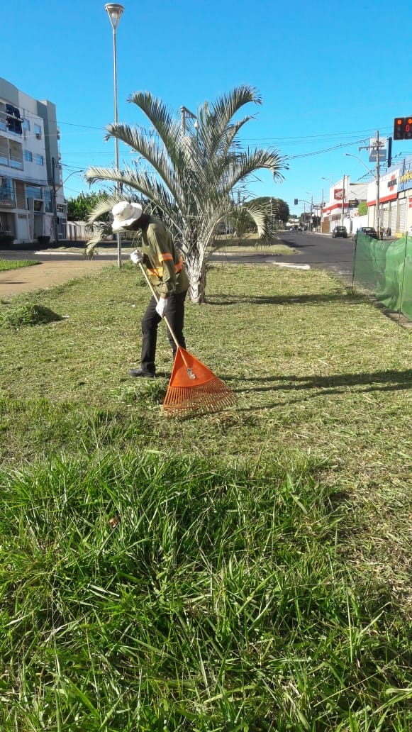 A prefeitura de Araguari, através da secretaria de Serviços Urbanos e Distritais está trabalhando em vários pontos da cidade. Foram realizados trabalhos de varrição, poda e limpeza nas ruas centrais, avenida Teodolino Pereira de Araújo, praça Dom Almir Marques Ferreira e praça dos Ferroviários .