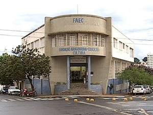 A prefeitura de Araguari, através da FAEC – Fundação Araguarina de Educação e Cultura e da CASE – Comissão de Avaliação e Seleção Especial de projetos, publicou no Correio Oficial de hoje, 2, o resultado da avaliação das propostas do Edital para Credenciamento e Seleção de Propostas Artísticas e Culturais, do Edital para Premiação de Arte e Cultura Popular de Araguari e do Edital para Credenciamento e Apresentação de Projetos Artístico-Culturais com  finalidade de ajuda emergencial ao setor  cultural.