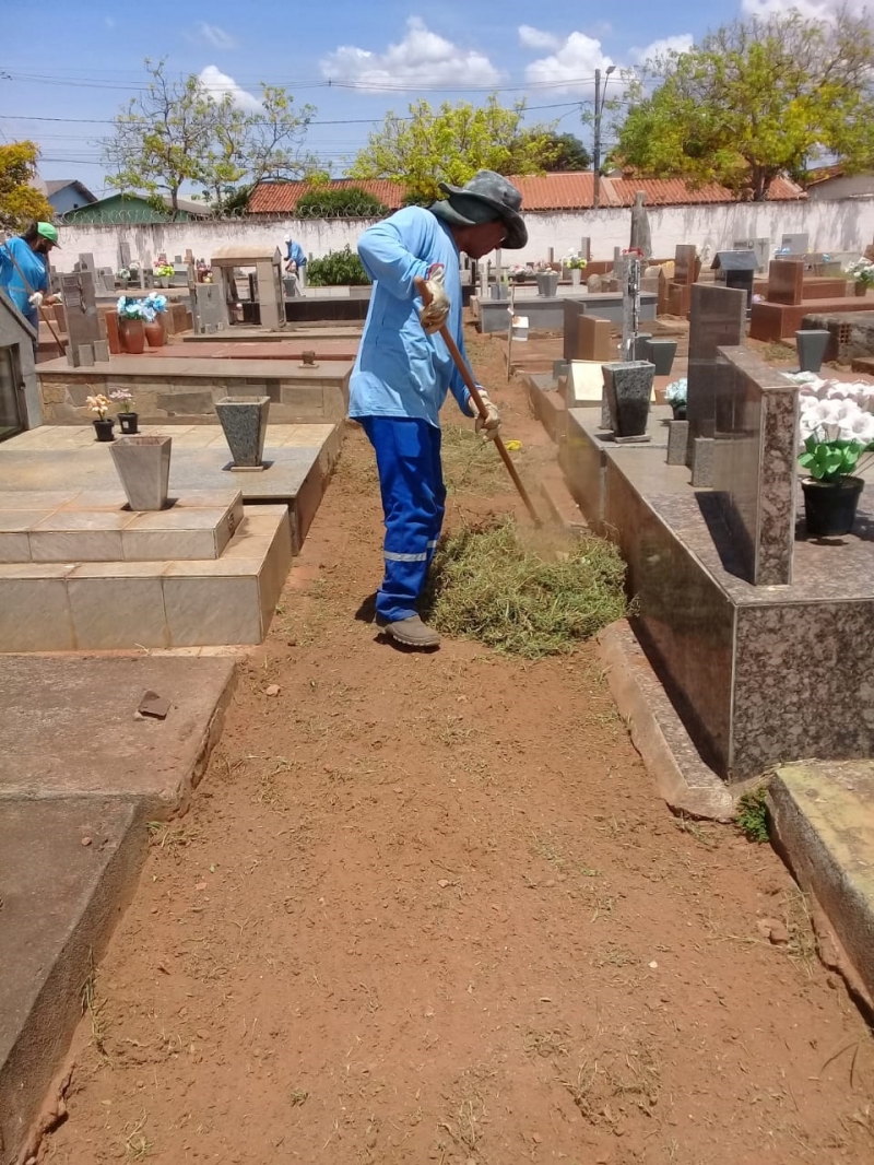 A prefeitura de Araguari, através da secretaria de Obras, continua com a manutenção dos cemitérios do município. Com equipes definidas, os serviços são diários com objetivo de deixar o interior dos cemitérios limpos para sepultamentos a visitas por parte da comunidade.