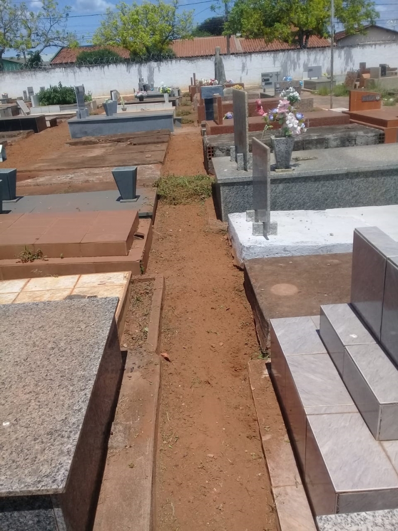 A prefeitura de Araguari, através da secretaria de Obras, continua com a manutenção dos cemitérios do município. Com equipes definidas, os serviços são diários com objetivo de deixar o interior dos cemitérios limpos para sepultamentos a visitas por parte da comunidade.