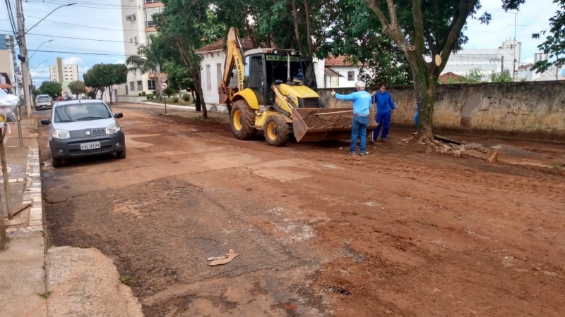 A prefeitura de Araguari, através da secretaria de Obras, começou logo pela manhã, diversos serviços de limpeza a fim de amenizar os estragos causados pela chuva da última madrugada.