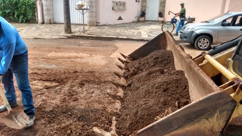 A prefeitura de Araguari, através da secretaria de Obras, começou logo pela manhã, diversos serviços de limpeza a fim de amenizar os estragos causados pela chuva da última madrugada.