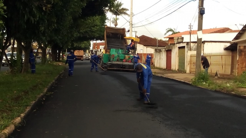 A prefeitura de Araguari, através da secretaria de Obras acompanhou hoje (08), três equipes com trabalho de recapeamento nas vias públicas de Araguari. Os serviços foram realizados em quatro pontos diferentes da cidade.