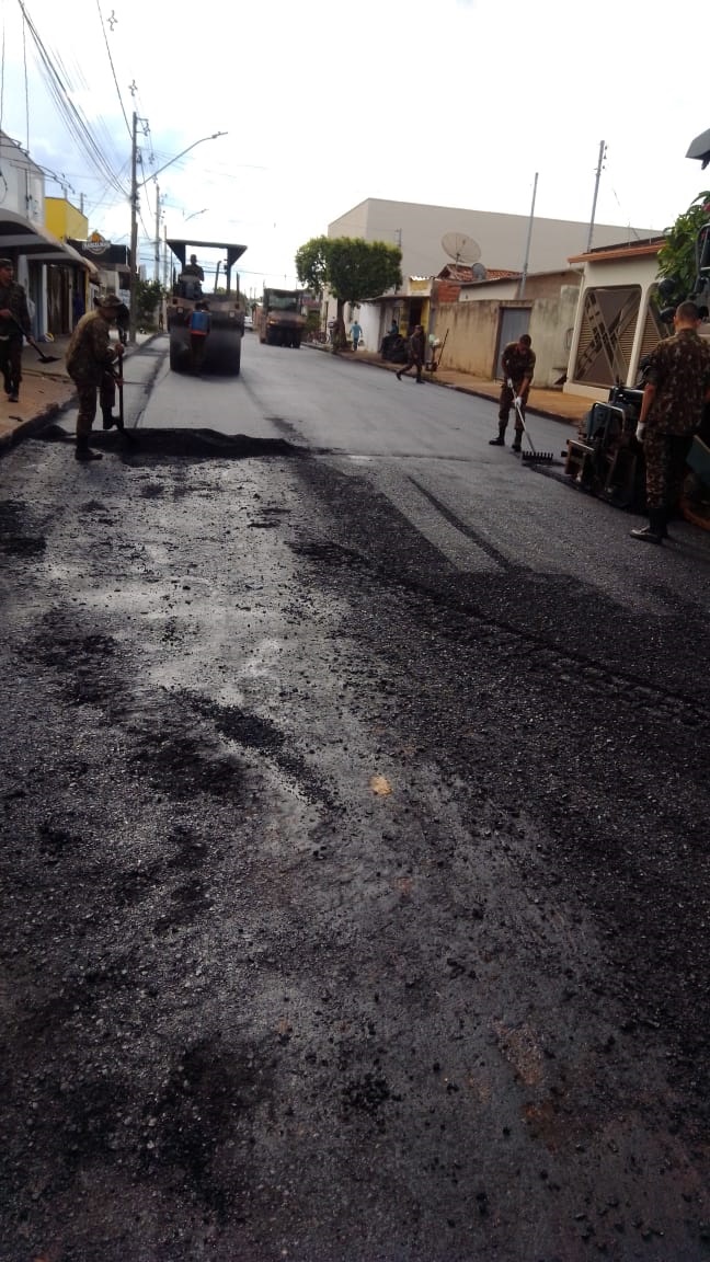 A prefeitura de Araguari, através da secretaria de Obras acompanhou hoje (08), três equipes com trabalho de recapeamento nas vias públicas de Araguari. Os serviços foram realizados em quatro pontos diferentes da cidade.