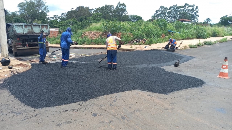 A prefeitura de Araguari, através da secretaria de Obras acompanhou hoje (08), três equipes com trabalho de recapeamento nas vias públicas de Araguari. Os serviços foram realizados em quatro pontos diferentes da cidade.