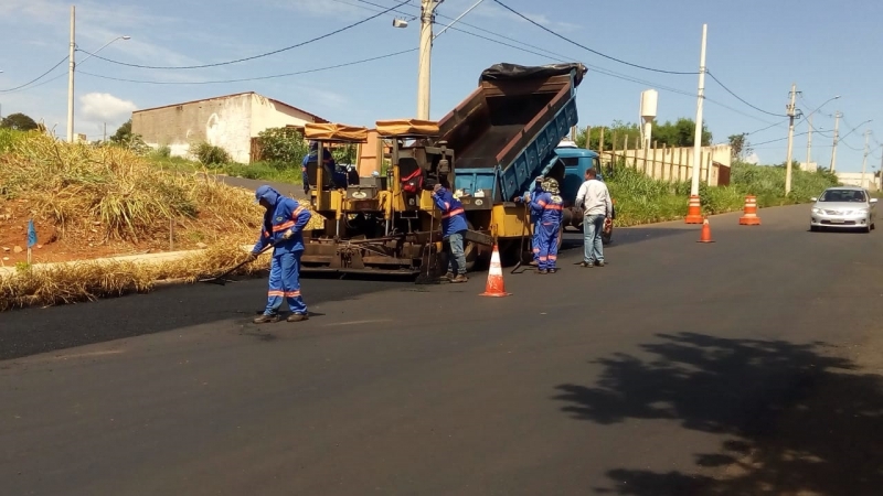 A prefeitura de Araguari, atrav&eacute;s da secretaria de Obras, acompanha os trabalhos de recapeamento asf&aacute;ltico nas vias p&uacute;blicas do munic&iacute;pio.