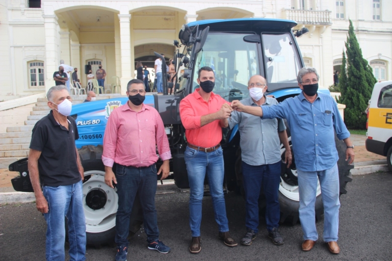 A prefeitura de Araguari, através da secretária de Agricultura, Pecuária, Abastecimento e Agronegócio realizou na tarde de hoje, 22, a entrega de um trator LS PLUS 80 para o município. O objetivo é auxiliar os produtores rurais que comercializam matéria-prima para o município.