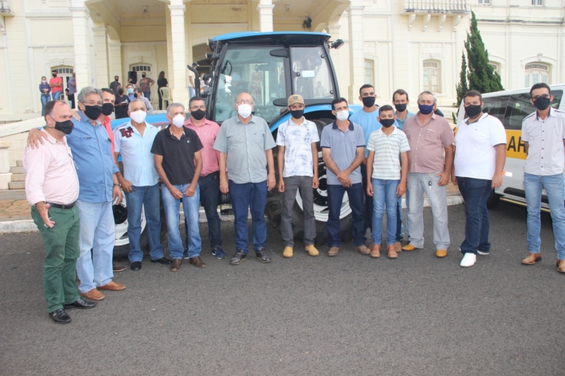 A prefeitura de Araguari, através da secretária de Agricultura, Pecuária, Abastecimento e Agronegócio realizou na tarde de hoje, 22, a entrega de um trator LS PLUS 80 para o município. O objetivo é auxiliar os produtores rurais que comercializam matéria-prima para o município.