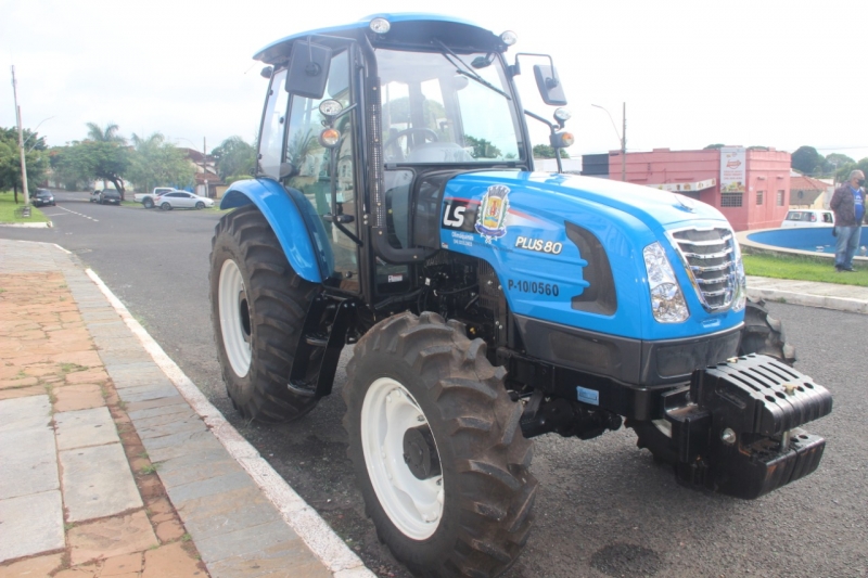 A prefeitura de Araguari, através da secretária de Agricultura, Pecuária, Abastecimento e Agronegócio realizou na tarde de hoje, 22, a entrega de um trator LS PLUS 80 para o município. O objetivo é auxiliar os produtores rurais que comercializam matéria-prima para o município.