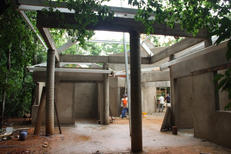 A prefeitura de Araguari, atrav&eacute;s da secretaria de Meio Ambiente continua as obras de revitaliza&ccedil;&atilde;o do bosque John Kennedy, localizado na avenida Minas Gerais. O valor das obras &eacute; parte oriundo de recurso pr&oacute;prio e outra parte do fundo municipal de Defesa Ambiental.