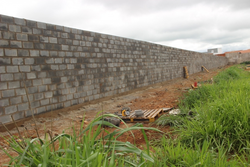 A prefeitura de Araguari, através da secretaria de Desenvolvimento Econômico e Turismo continua as obras de construção do muro no aeroporto. Nessa fase são erguidas as paredes. Ao todo serão 2400m² de construção.