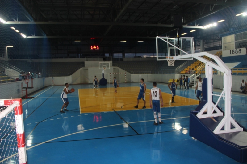 A prefeitura de Araguari, através das secretarias de Esportes, de Planejamento, Orçamento e Habitação e de Gabinete, inaugurou ontem, 28, a reforma do Ginásio Poliesportivo General Rubens Mário Brum Negreiros, localizado na rua Virgílio de Melo Franco, 225, bairro Centro.