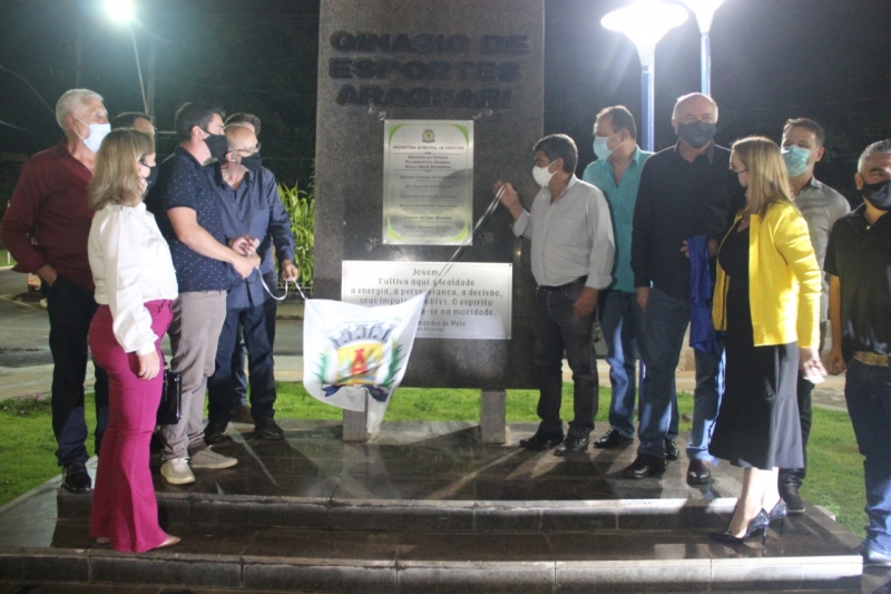 A prefeitura de Araguari, através das secretarias de Esportes, de Planejamento, Orçamento e Habitação e de Gabinete, inaugurou ontem, 28, a reforma do Ginásio Poliesportivo General Rubens Mário Brum Negreiros, localizado na rua Virgílio de Melo Franco, 225, bairro Centro.