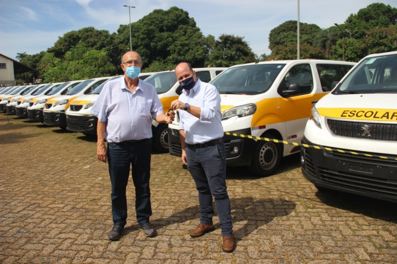 A prefeitura de Araguari, através da secretaria de Educação, adquiriu 25 vans, Peugeot Expert para atender as necessidades do Departamento de Transporte Escolar. O objetivo é otimizar o deslocamento de alunos e professores da Zona Rural.