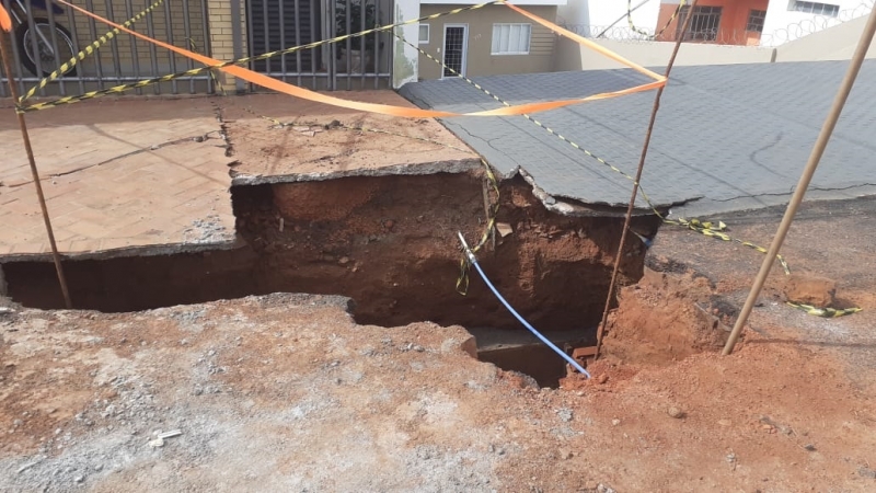 A prefeitura de Araguari, através da secretaria de Obras recompõe o passeio da avenida Joaquim Aníbal. O objetivo é garantir a segurança dos moradores e pessoas que circulam no local.