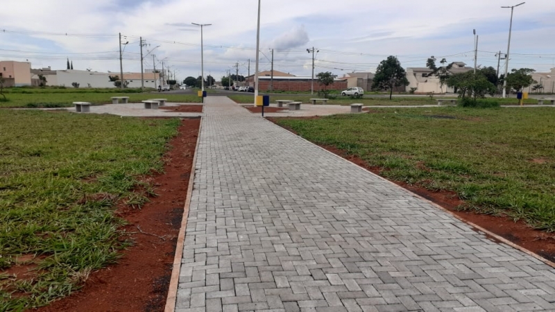 A prefeitura de Araguari, por intermédio da secretaria de Planejamento, finalizou a obra de urbanização da praça da Justiça, localizada na avenida doutor Oswaldo Pierucetti, em frente às futuras instalações do novo Fórum.