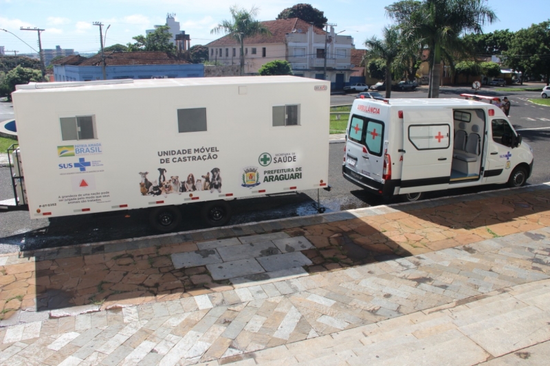 A Prefeitura Municipal de Araguari, através da Secretaria Saúde, realizou nesta segunda-feira (03), a solenidade de entrega de dois veículos ao Município. O Castramóvel e uma nova ambulância foram adquiridos pela Prefeitura, através de emenda parlamentar disponibilizada pelo ex-Deputado Federal Tenente Lúcio em seu mandato anterior.