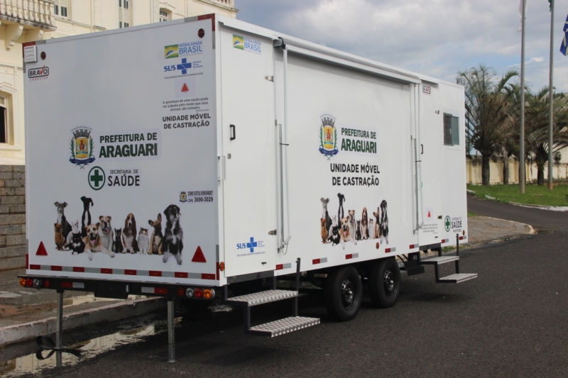 A Prefeitura Municipal de Araguari, através da Secretaria Saúde, realizou nesta segunda-feira (03), a solenidade de entrega de dois veículos ao Município. O Castramóvel e uma nova ambulância foram adquiridos pela Prefeitura, através de emenda parlamentar disponibilizada pelo ex-Deputado Federal Tenente Lúcio em seu mandato anterior.