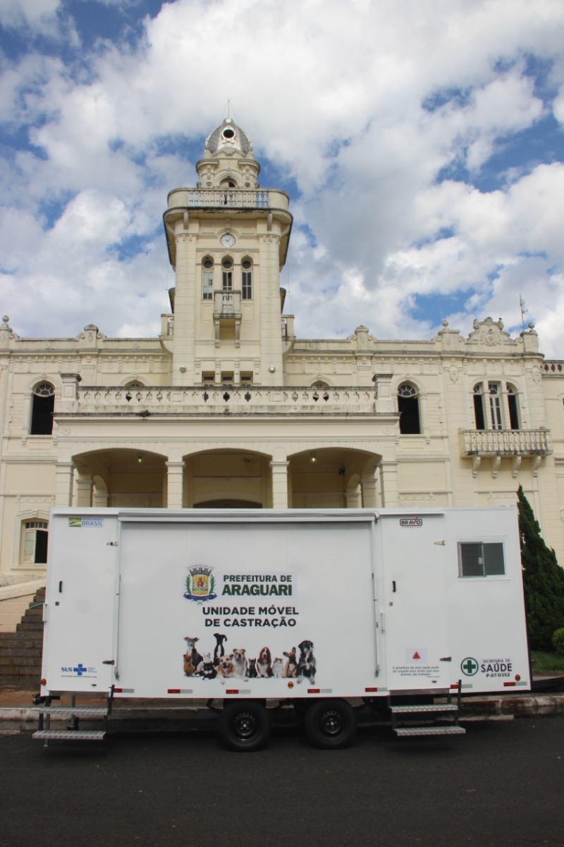 A Prefeitura Municipal de Araguari, através da Secretaria Saúde, realizou nesta segunda-feira (03), a solenidade de entrega de dois veículos ao Município. O Castramóvel e uma nova ambulância foram adquiridos pela Prefeitura, através de emenda parlamentar disponibilizada pelo ex-Deputado Federal Tenente Lúcio em seu mandato anterior.