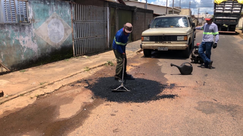 A Prefeitura de Araguari, através da Secretaria de Obras, informa sobre operação tapa-buracos realizada nesta segunda—feira (03)