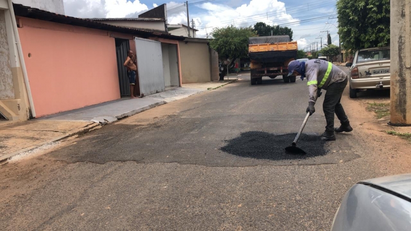 A Prefeitura de Araguari, através da Secretaria de Obras, informa sobre operação tapa-buracos realizada nesta segunda—feira (03)