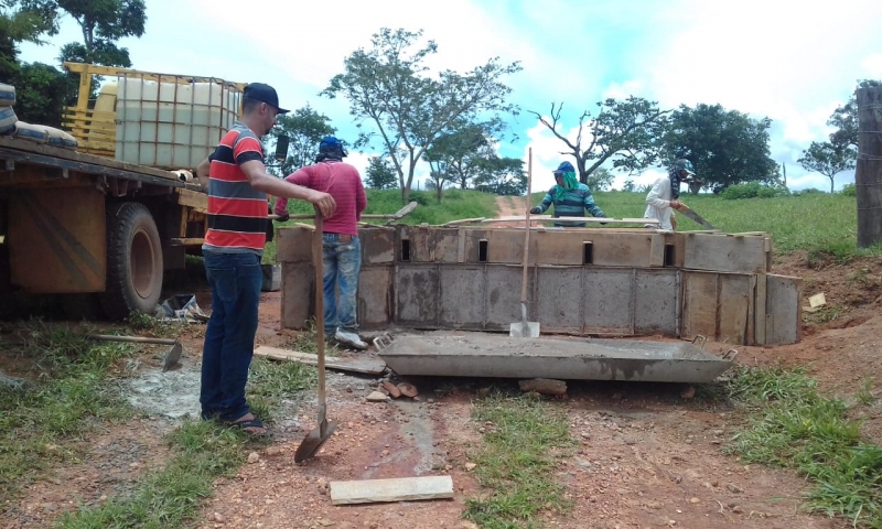 Pequenos produtores rurais de Araguari comemoraram os novos mata-burros de ferro, instalados pela Prefeitura de Araguari, através da Secretaria de Agricultura, Pecuária, Abastecimento e Agronegócios.