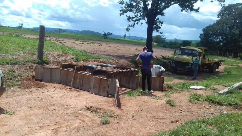 Pequenos produtores rurais de Araguari comemoraram os novos mata-burros de ferro, instalados pela Prefeitura de Araguari, através da Secretaria de Agricultura, Pecuária, Abastecimento e Agronegócios.