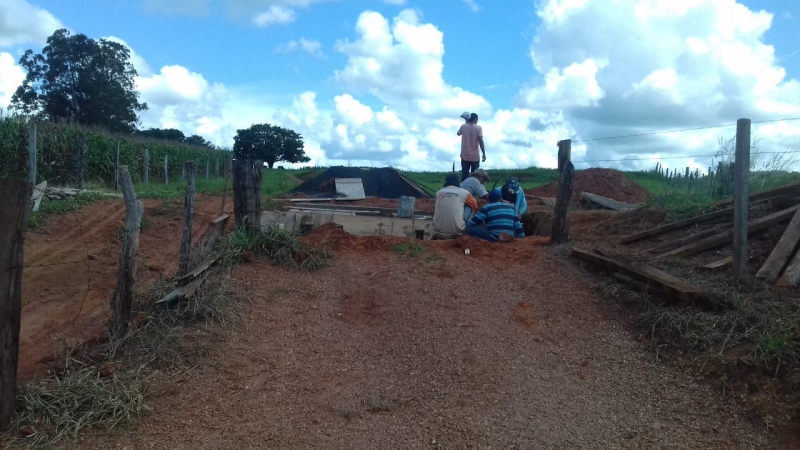 Pequenos produtores rurais de Araguari comemoraram os novos mata-burros de ferro, instalados pela Prefeitura de Araguari, através da Secretaria de Agricultura, Pecuária, Abastecimento e Agronegócios.