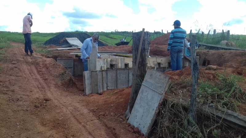 Pequenos produtores rurais de Araguari comemoraram os novos mata-burros de ferro, instalados pela Prefeitura de Araguari, através da Secretaria de Agricultura, Pecuária, Abastecimento e Agronegócios.