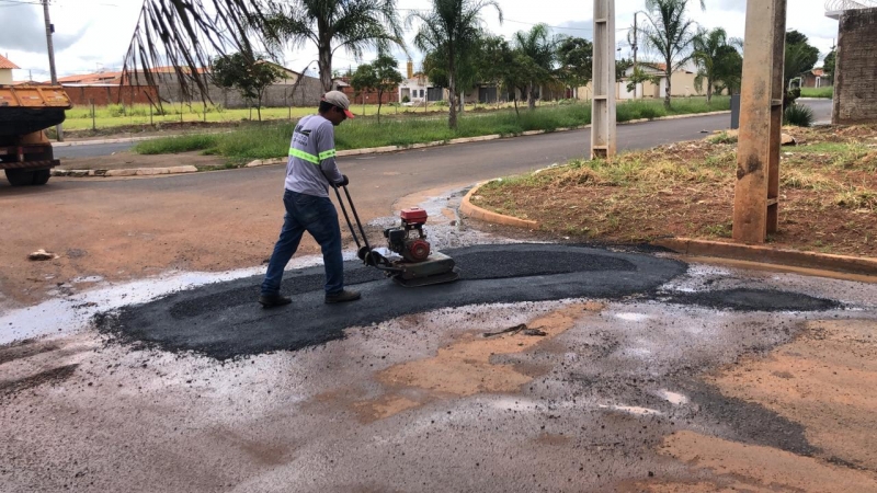 A Prefeitura de Araguari, através da Secretaria de Obras, informa sobre operação tapa-buracos realizada nesta terça-feira (04)