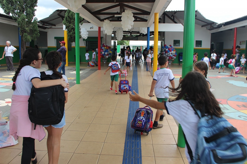 A Prefeitura de Araguari, por intermédio da Secretaria de Educação, realizou entre os dias 04 a 07 de fevereiro, no C.E.M. Mário da Silva Pereira,  treinamento de capacitação aos novos Profissionais da Educação dos seguintes setores: Serviços Gerais , Cantineiras, Professores Laboratoristas, Professores de Educação Física e Cuidador Escolar.