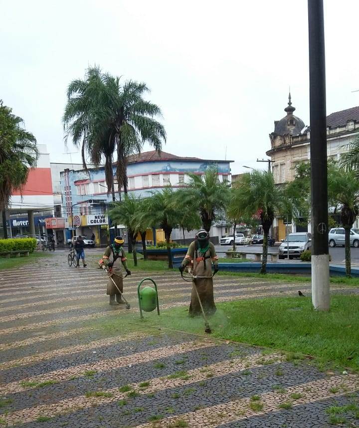 A Prefeitura de Araguari, através da Secretaria de Serviços Urbanos, amplia nesta semana, os trabalhos de limpeza nas praças públicas do município. Os trabalhos estão sendo executados nas praças: Manoel Bonito, Getúlio Vargas e Aquileu Nogueira. 