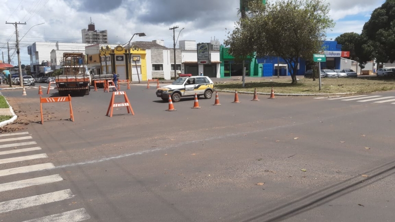 A Prefeitura de Araguari, por meio da Secretaria de Trânsito, Transporte e Mobilidade Urbana atuou hoje (11), em cruzamentos importantes das avenidas do município. Nas primeiras horas da manhã ocorreu um corte na energia elétrica que atingiu vários pontos da cidade.