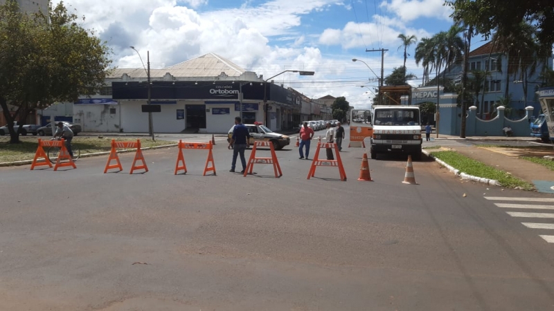 A Prefeitura de Araguari, por meio da Secretaria de Trânsito, Transporte e Mobilidade Urbana atuou hoje (11), em cruzamentos importantes das avenidas do município. Nas primeiras horas da manhã ocorreu um corte na energia elétrica que atingiu vários pontos da cidade.