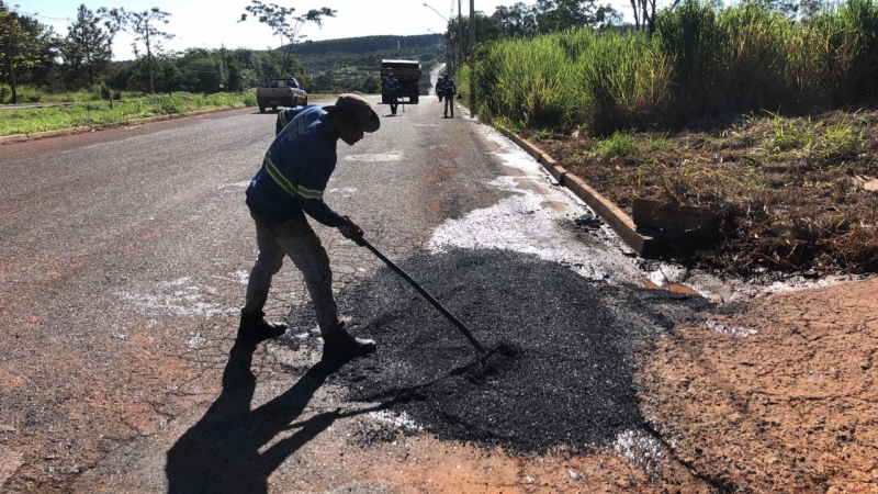 A Prefeitura de Araguari, através da Secretaria de Obras, trabalha na manutenção das ruas e avenidas da cidade. O período chuvoso das últimas semanas aumenta a incidência de buracos nas vias públicas e o serviço tapa-buracos se faz necessário.