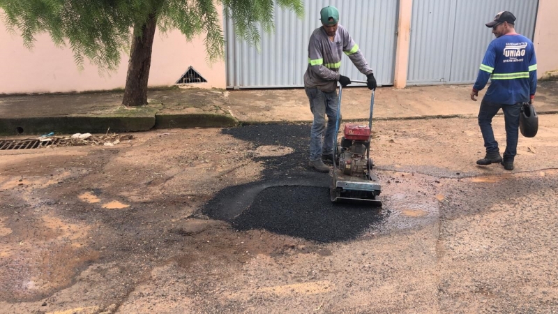 A Prefeitura de Araguari, através da Secretaria de Obras, trabalha na manutenção das ruas e avenidas da cidade. O período chuvoso das últimas semanas aumenta a incidência de buracos nas vias públicas e o serviço tapa-buracos se faz necessário.